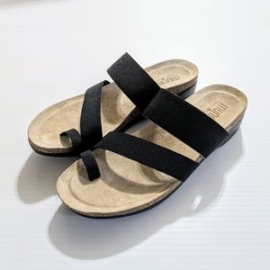 9.5SS Munro Aries Black Womens Toe Ring Sandals Size 9.5 SS Extra Narrow (AAAA)